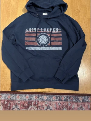 Hoodie  -  Hej! Säljer nu denna riktigt schyssta hoodien som är fåtal. Använd. Kom gärna med prisförslag🤝