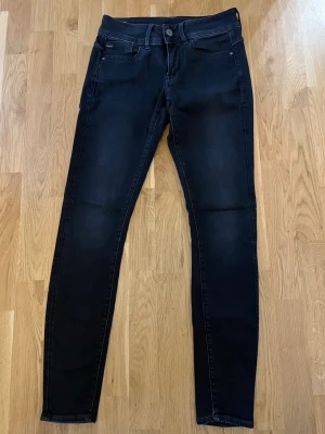 Jeans från G-Star - Svarta jeans från G-star Raw i fint skick. Lynn, mid skinny. 