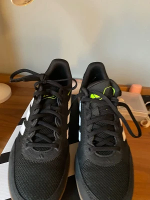 Adidas predator futsal/inneskor - Smal passform. Felköp (passformen) oanvända. Nypris cirka 1100 kr.