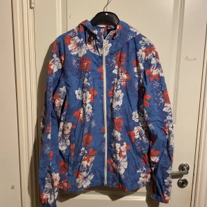 Woolrich windbreaker - Säljer min Woolrich jacka i storlek L! Passar M/L beror lite på hur man e byggd. Jättefint skick och knappt använd. Hör av dig om du vill ha bilder eller några funderingar!