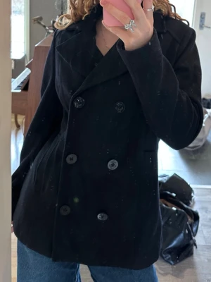 Svart skepparkappa - Jättesnygg figursydd kappa med dubbelknäppning 