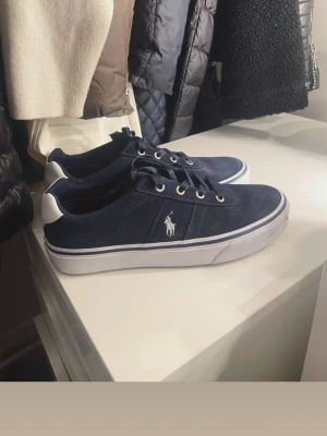 Mörkblå Polo Ralph Lauren sneakers - Säljer dessa Polo Ralph Lauren skor eftersom det aldrig kommer till användning, andvänd fåtal gånger