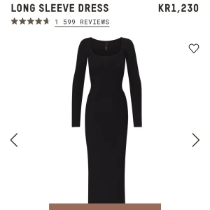 Skims klänning - Jättefin svart lång skims-klänning!🤍 Aldrig använd endast testad. Nypris 1230kr.