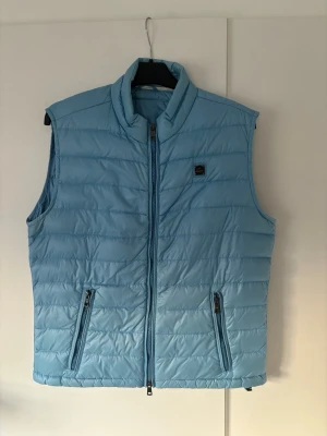 Hetrego väst M - Ljusblå trendig populär och sällsynt Hetrego väst i storlek M säljes. Mycket fint skick perfekt nu till våren och sommaren!