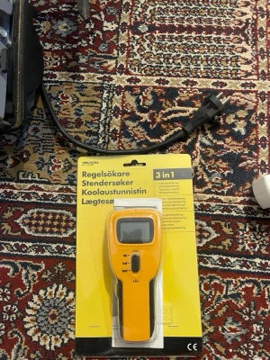 Gul regeldetektor 3-i-1 från Ironside - En gul regeldetektor 3-i-1 från Ironside, perfekt för att hitta reglar, metall och elledningar i väggar. Verktyget har en digital display och tydliga knappar för olika lägen. Kommer i originalförpackning med instruktioner på flera språk.                                                                          Finns i Malmö men kan även frakta!