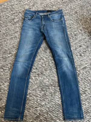 Tiger of Sweden jeans - Snygga blå jeans med normal passform samt normal midja, perfekta för en avslappnad och trendig stil. Materialet är mjukt denim med lite stretch för extra komfort. Nästan som nya, bara o höra av sig om några funderingar🙌🏼