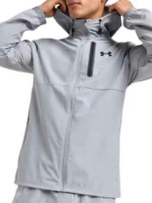 Ljusgrå vindjacka från Under Armour - Snygg ljusgrå vindjacka från Under Armour med hög krage och dragkedja framtill. Jackan har en bröstficka med dragkedja och diskret logga på vänster sida. Tillverkad i lätt sopportmaterial som passar perfekt för aktiva dagar.