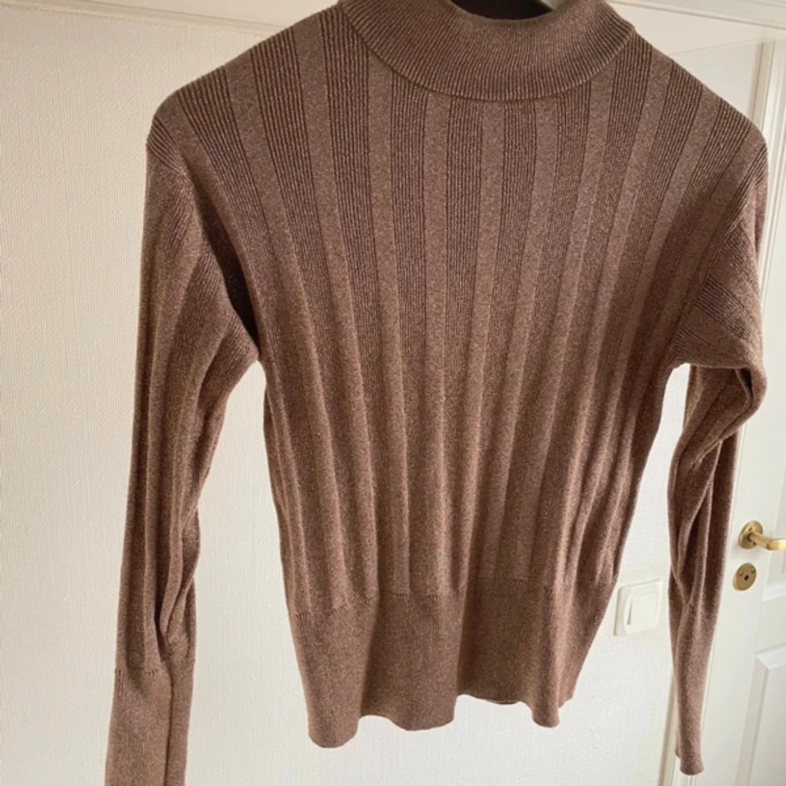 Brun ribbstickad polotröja - 2