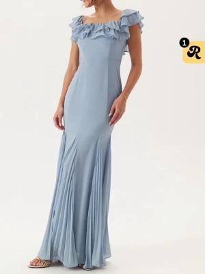 Ljusblå balklänning med volang - Säljer min ljusblåa balklänning med offshoulder och volangdetaljer. Klänningen har en figurnära passform, inga fläckar. Användes bara 1 gång, ser helt ny ut 💕