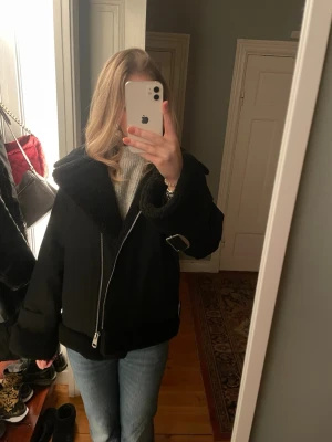 Jacka Dam &Otherstories - Knappt använd. Lite oversized  Nypris: 1450kr