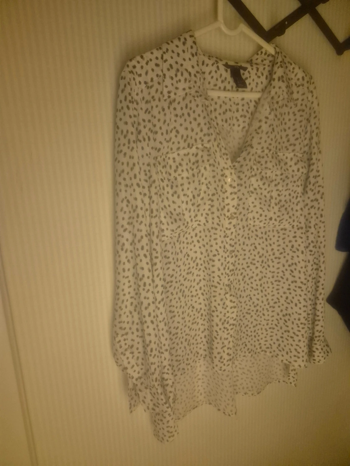 Vit blus med svarta prickar H&M