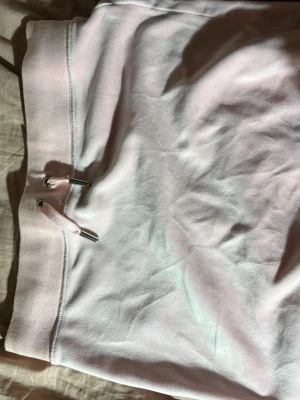 Juicy kjol - Säljer nu min juicy couture kjol som inte är så använd. Är i super duper fint skick!