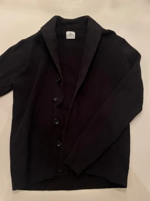 John Henric - Stilren svart kofta från John Henric