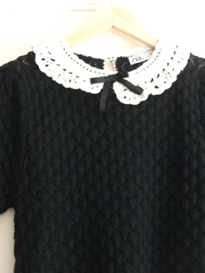 Svart spetsblus med vit krage från Zara - Supersöt svart blus från Zara med korta ärmar och vit spetskrage. Storlek S 