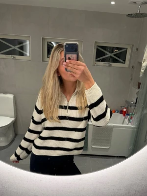 Randig stickad tröja med dragkedja - Jättesnygg tröja från Lindex. Strl S. 