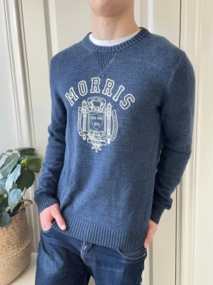 Morris stickad tröja  - Morris stickad tröja sjukt nice (personlig favorit )  , Inga defekter! Modellen i bilderna är 180 cm 75 kg och bär Storlek M, Kom med frågor! 🌟 (Kan gå ned i pris vid köp av paket 😉) 