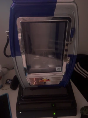 Red Bull minikyl med glasdörr -  in cool Red Bull minikyl med a glasdörr och plats för fyra burkar. Kylen är blå, silver och har Red Bull-loggan på framsidan. Tillverkad i metall ocheta plastdetaljer. Perfekt för extrakylning very dryck på rummet eller kontoret. Redbull limited edition, säljs för ca 3000 kr men behöver bli av med min så snabbt som möjligt, så först till kvarn.