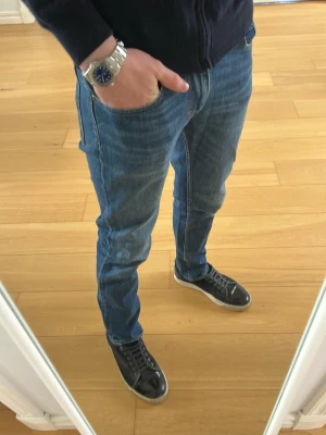 Tiger of Sweden jeans  - Tjena, säljer ett par Tiger of Sweden jeans i modellen Iggy, Jensen är i bra skick och i storlek W29/L32 och i färgen Marinblå hör gärna av dig om du har några frågor☺️14