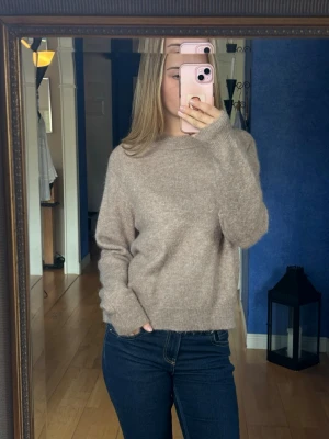 Beige stickad tröja med rund hals - Mysig beige stickad tröja med rund halsringning och långa ärmar med ribbade muddar vid ärmslut och nederkant 💞