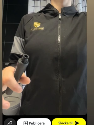 Svart hoodie från Maya Delorez - Endast använd två gånger då jag har slutat med ridning för olika skäl strl s kan förekomma hästhår men gör rent innan och tvättas nypris 999kr 