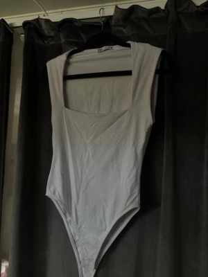 Vit body från Zara - Bra skick 