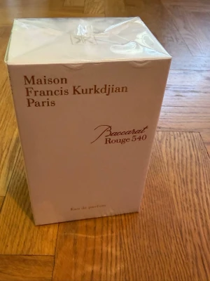 Maison Francis Kurkdjian Baccarat Rouge 540 - Lyxig parfym från Maison Francis Kurkdjian, Baccarat Rouge 540. Kommer i en elegant vit kartong med guld- och rödfärgad text. En exklusiv doft som är känd för sin unika och sofistikerade karaktär.