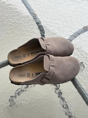 Birkenstock boston - Perfekta inför sommaren Bitkenstock boston  storlek 44 narrow footbed  Skriv vid frågor eller funderingar!