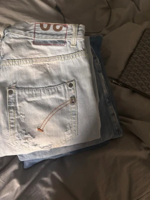 6 par dondup jeans - Säljer ett paket dondup jeans, 6st i olika storlekar, färger och modeller. Alla är i fint skick och säljer dem ändast som paket. Skicka prisförslag, men är rätt fast. 333kr per par är sjukt bra för reselling.