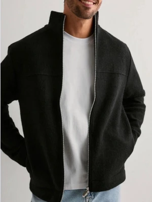 Cardigan Selected—Nyskick,Oanvänd - Säljer en stilren Overshirt i 100% Ull med en full zip framtill. Nypris Ca 1400kr. Den är helt oanvänd skicket är 10/10 och den är normal i passformen. Storlek M, sitter bra på mig som är 190. Priset kan självklart diskuteras och kan skicka fler bilder om ni vill. 