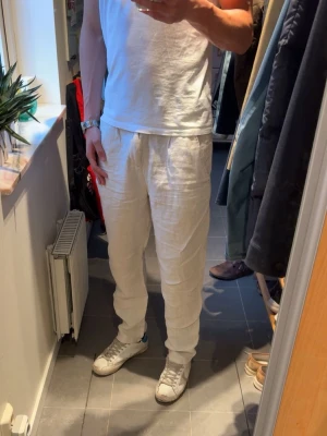 Linnebyxor  - Tjena, säljer dessa linnebyxor från Zara som är i Strl M. Inga defekter osv och perfekta nu inför sommaren! 😃
