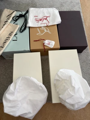 Säljer sko boxar, tillbehör  - 1 loubs box, dust, 3 nitar! 2 Maison marigela boxar ,2 dust! 1 Valentino box! 1 lanvin box, 2 dust, Extra snören! Allt finns tillgängligt ge bud 