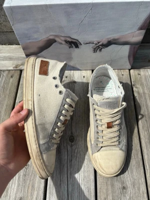 The Gallerist Madrid - Säljer ett par beiga sneakers från the gallerist. Modellen heter Madrid och den säljs inte längre. Storleken är 42 och skicket är bra. Sjukt snygga till sommaren. Box och dustbag följer med. Skriv vid minsta fråga.