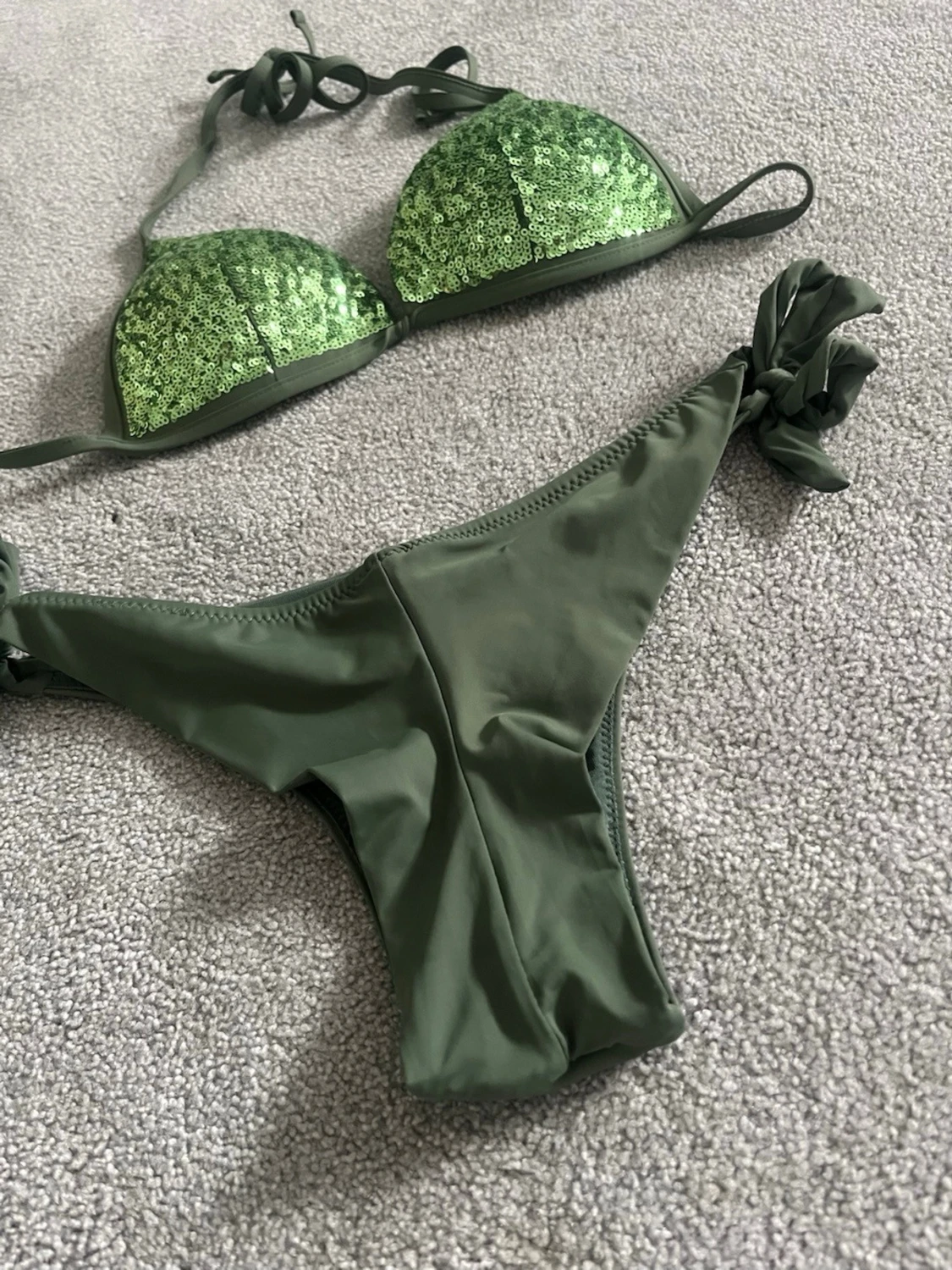 Grön bikini med paljetter och knyt - 1
