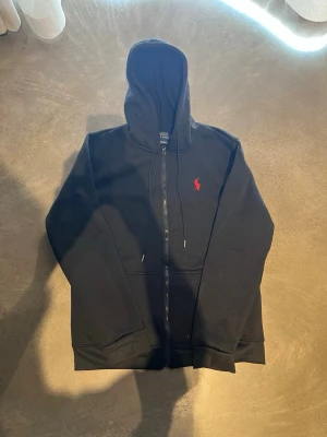 Svart hoodie  - Svart hoodie med luva. Använd ett förtal gånger med varsamhet och säljs pga storlek. Perfekt för en avslappnad och stilren look. Pris kan diskuteras. Hör av er vid frågor!😇