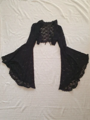 Svart spetsbolero med vida ärmar gothic - Bolero i spets som kan knytas framtill ♡