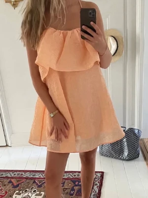 Klänning  - Storlek S från H&M!! Aprikos färg (inte mina bilder så skriv om du vill ha fler)🌸