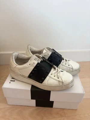Valentino Garavani vita sneakers -  vita sneakers från Valentino Garavani! Äkta med kvitto 