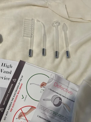  high frequency wand  - Säljer fyra olika glaselektroder till high frequency-apparat. Inkluderar kamformad, böjd, rund och droppformad elektrod. Alla är genomskinliga i glas med metallfäste. Kabel, skaft och alla tillbehör följer givetvis med. Perfekt för ansiktsbehandlingar och hudvård.