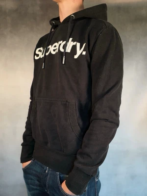 Superdry Hoodie - - Hoodie från Superdry — Storlek S — 8/10 — Bra skick, något noprig — Inkluderat - Hoodie — Retail  ~ — Modellen är - 180cm, 65kg -