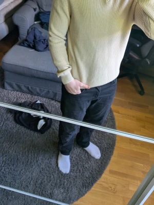 Beige ribbad tröja med dragkedja från Zara  - Snygg beige ribbstickad tröja med halv dragkedja vid halsen. Tröjan har lång ärm och en tightare passform som sitter snyggt på kroppen. Perfekt för lager-på-lager och enkel att matcha med jeans eller svarta byxor. Den är knappt andvända kanske 2-3 gånger max