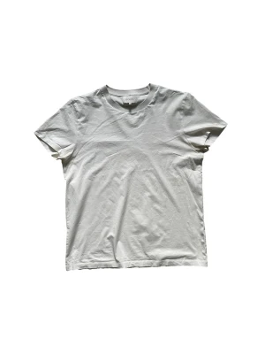 Slim Fit T-shirt - En klassisk vit t-shirt från Sandö i mjuk bomull. T-shirten har rund halsringning och korta ärmar, perfekt för en clean och enkel stil. Passformen är normal och materialet känns skönt mot huden. Passa på att fråga om bild eller mått om det behövs! ⭐️