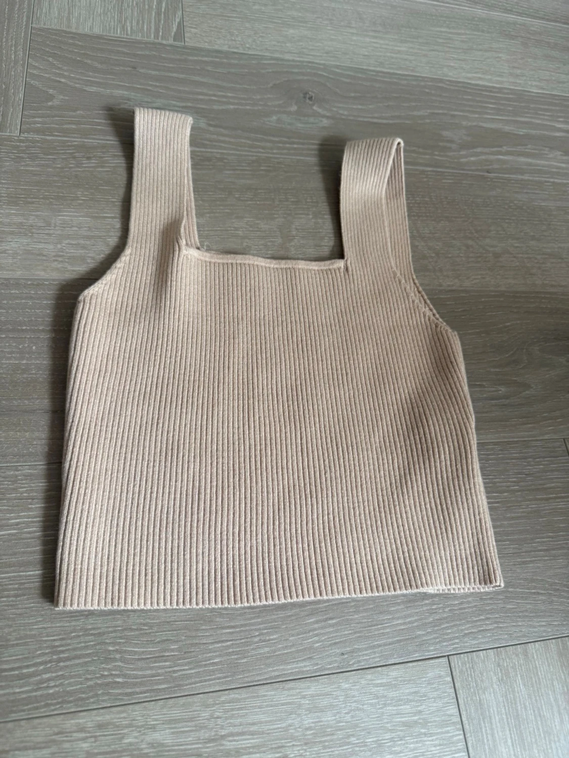Beige ribbad linnetopp