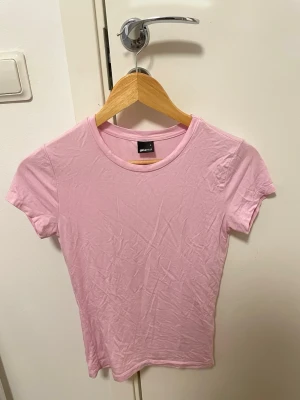 Ljusrosa basic t-shirt från Gina Tricot i storlek S - Mjuk och stretchig modell med skön passform. Perfekt till vardag, gym eller layering.  Mycket fint skick utan hål eller fläckar. 🌸  📏 Storlek: S 🏷️ Märke: Gina Tricot 🎨 Färg: Ljusrosa  Skickas snabbt via Vinted 💕