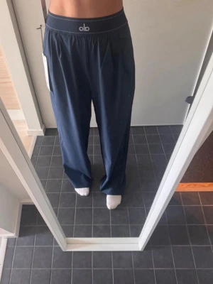  Alo yoga pants  - Säljer ett par mörkblå träningsbyxor från Alo köpta på alo butiken i Miami. Ingen prislapp eller kvitto därav det billiga priset. Annars i väldigt bra skick! Storlek M💙