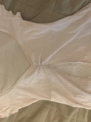 Ljusrosa topp Gina tricot  - Jätte mjuk och gullig ljusrosa topp med öppning/slit framtill i storlek xs. 