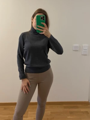 Sandro turtleneck - Soft, warm and elegant. Perfect layering piece for autumn and winter. Size XS (fits XXS-XS). Very good condition - no holes or stains. Classic wardrobe staple.