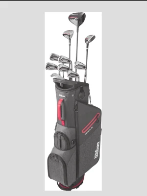 Wilson golfset med bag - Endast avhämtning i Göteborg!! Golfset från Wilson med flera klubbor och bag. Knappt använt.  Driver (10,5°) - stort klubbhuvud för maximal förlåtelse och långa avstånd Fairwaywood 3 - låg tyngdpunkt för bättre spelbarhet Hybrid 5 - perfekt ersättning för långa irons Iron 6, 7, 8, 9 - tillverkade av rostfritt stål med stor sweet spot Pitching wedge - mångsidig runt greenen Sand wedge - bred sula för enkla bunkerslag.                  Bagen har en liten skada i ett av benen men är helt användbar.