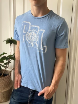 Ralph lauren t-shirt  - Ralph lauren t-shirt, Inga defekter! Modellen i bilderna är 180 cm 75 kg och bär Storlek barn Xl passar S , Kom med frågor! 🌟 (Kan gå ned i pris vid köp av paket 😉) 
