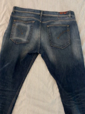 Dondup Ritchie Jeans  - Snygga Dondup Ritchie jeans i riktigt fet passform 👖✨ Perfekta både till vardag och mer uppklädda outfits. Enkla att matcha och sitter riktigt clean på kroppen. Storlek 38 och i fint skick 🔥  Vid intresse är det bara att lägga ett bud eller skriva vid minsta fråga eller fundering 💬