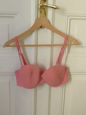Rosa bh-bikini - Snygg rosa bh-bikini  med bygel och vadderade kupor. Axelbanden är justerbara för bästa passform🌸